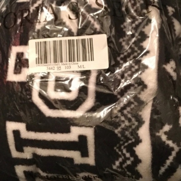 🆕VS PINK winter robe - Picture 4 of 5